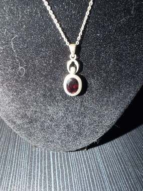 LUC Sterling Silver 925 Oval Garnet Pendant Necklace